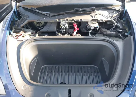 2024 Tesla Model Y Long Range Dual Motor All-Wheel Drive z USA, uszkodzony, nr VIN 7SAYGAEEXRF009394